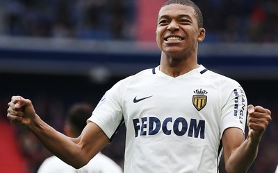 爱赢电竞焦点-B席当选月最佳